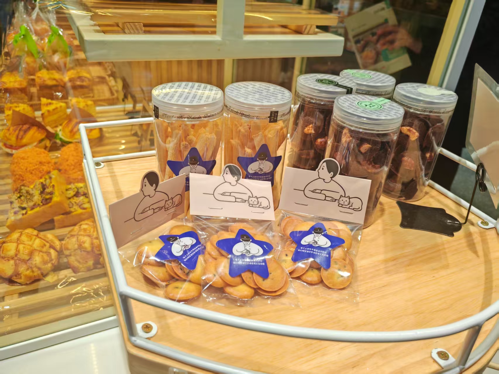 由烘焙店里的孤独员工独立制作的点心。人民网记者 王子锋摄