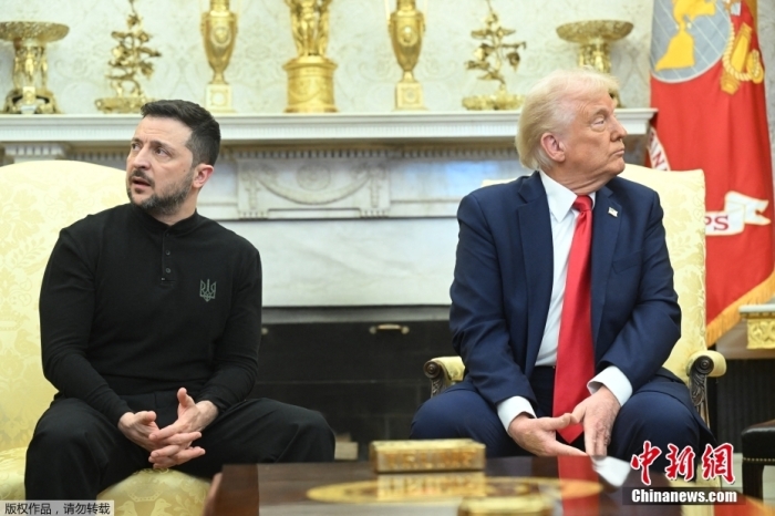 当地时间2月28日,美国总统特朗普与乌克兰总统泽连斯基在白宫举行会谈。会谈过程中,双方爆发激烈争吵,泽连斯基提前离开白宫。图为特朗普与泽连斯基会谈现场。