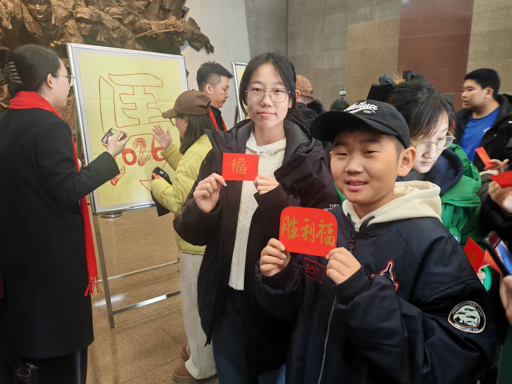 姐弟俩拿着福字,准备“贴福”。人民网记者 王子锋摄