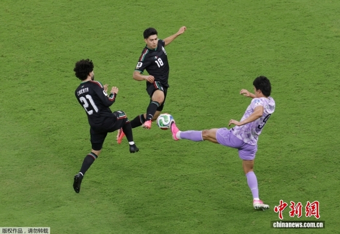 北京时间6月19日，世界杯小组赛A组第二轮，墨西哥队1比0击败韩国队。比赛中，韩国队防线出现巨大失误，门将金承奎与队友相撞后皮球脱手导致失球。两战全胜的墨西哥队提前出线，韩国队积3分暂居小组第二，末轮取胜即可确保晋级。图为双方队员在比赛中。