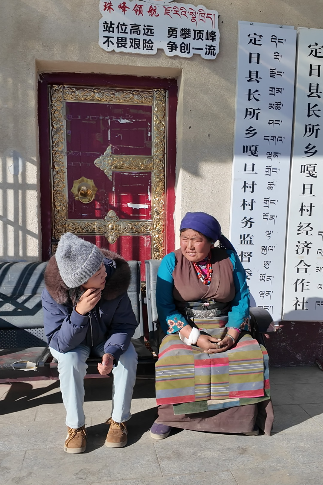 90后村干部次仁拉姆与村民聊家常。人民网记者 翁奇羽摄