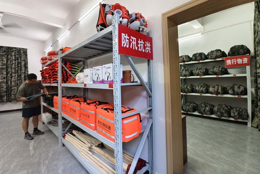 信丰县大塘埠镇应急管理员在应急器材仓库内整理应急装备。人民网记者 时雨摄