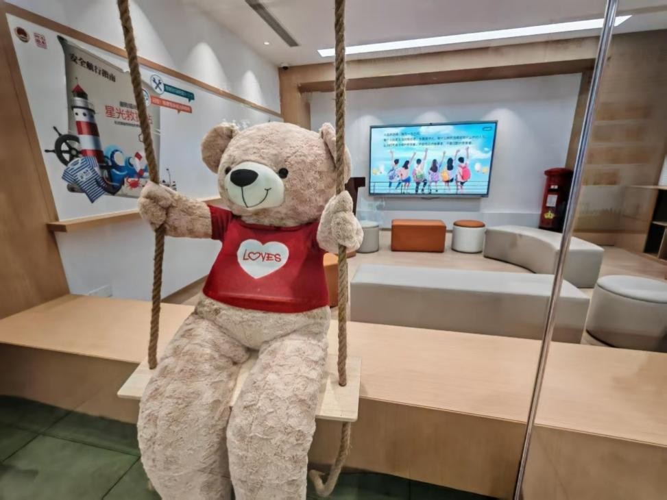 毛绒熊坐在工作室门口。人民网记者 王子锋摄