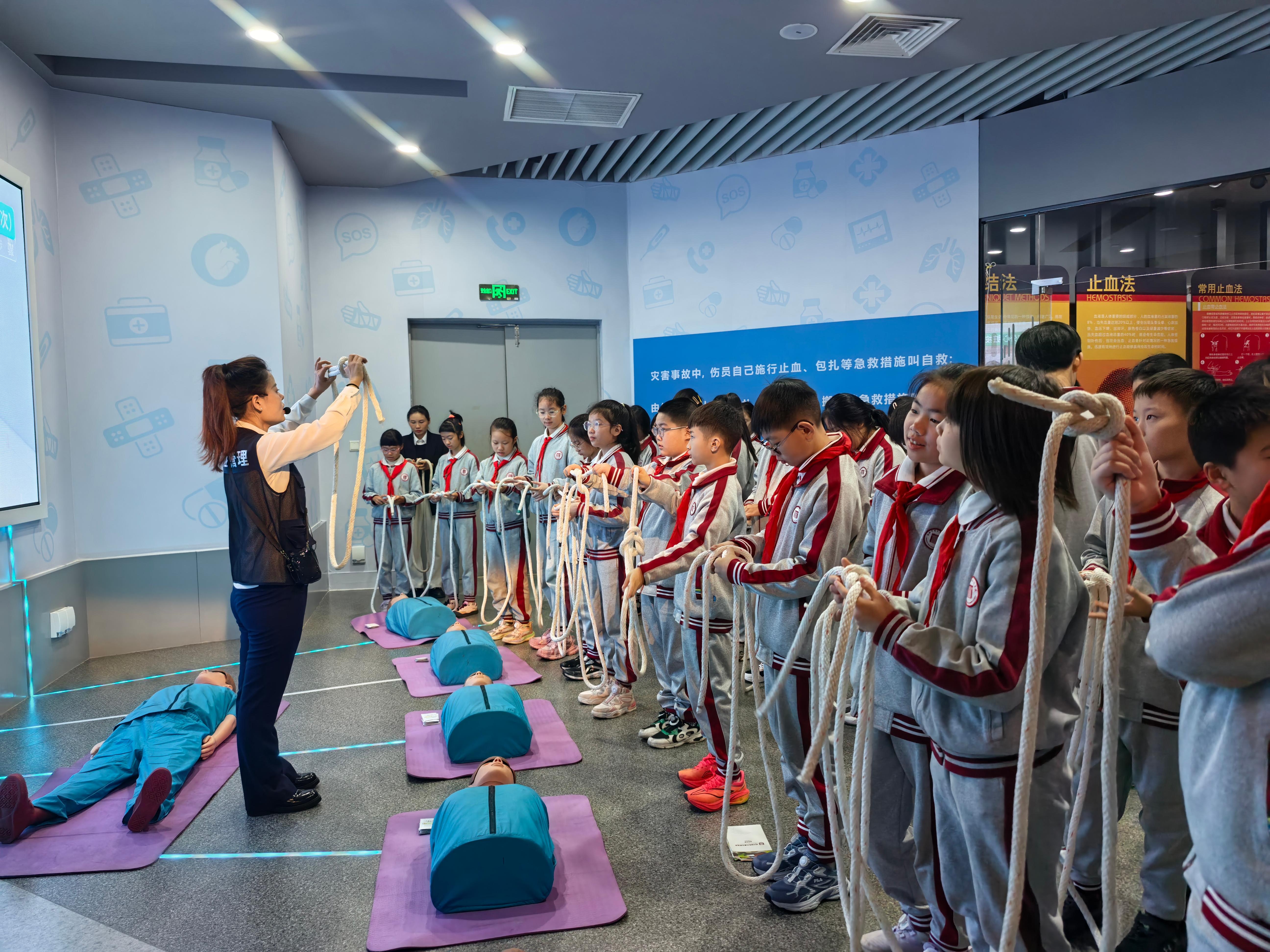 学生们正在学习自救方法。人民网记者 郝萍摄