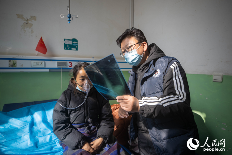 1月10日，欧博在定日县中心医院，西藏自治区人民医院应急医疗救援队医生在查看地震中伤者的X光片。人民网记者 张武军摄