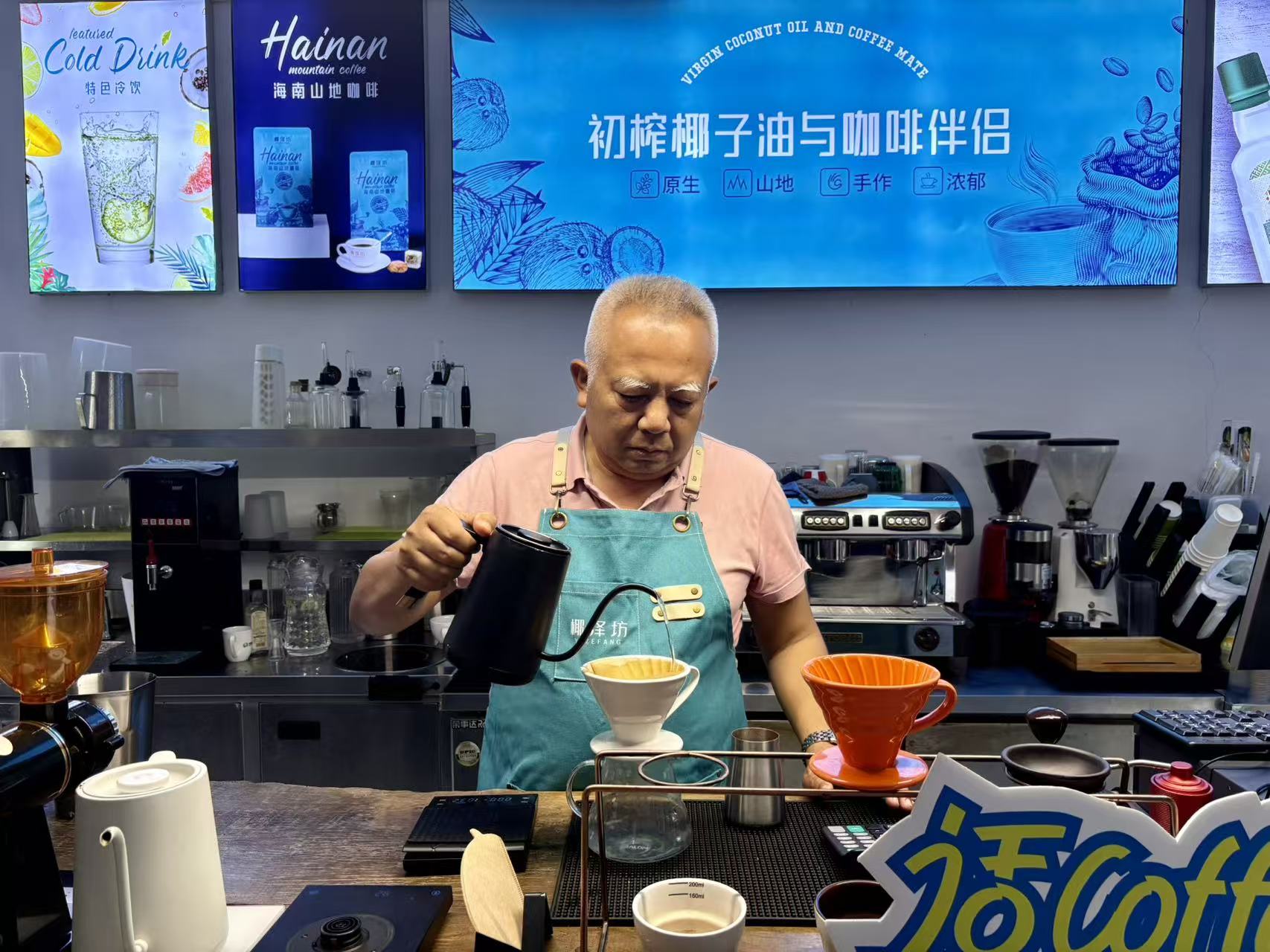 周福琼在制作椰油咖啡。人民网 陈叶欣摄