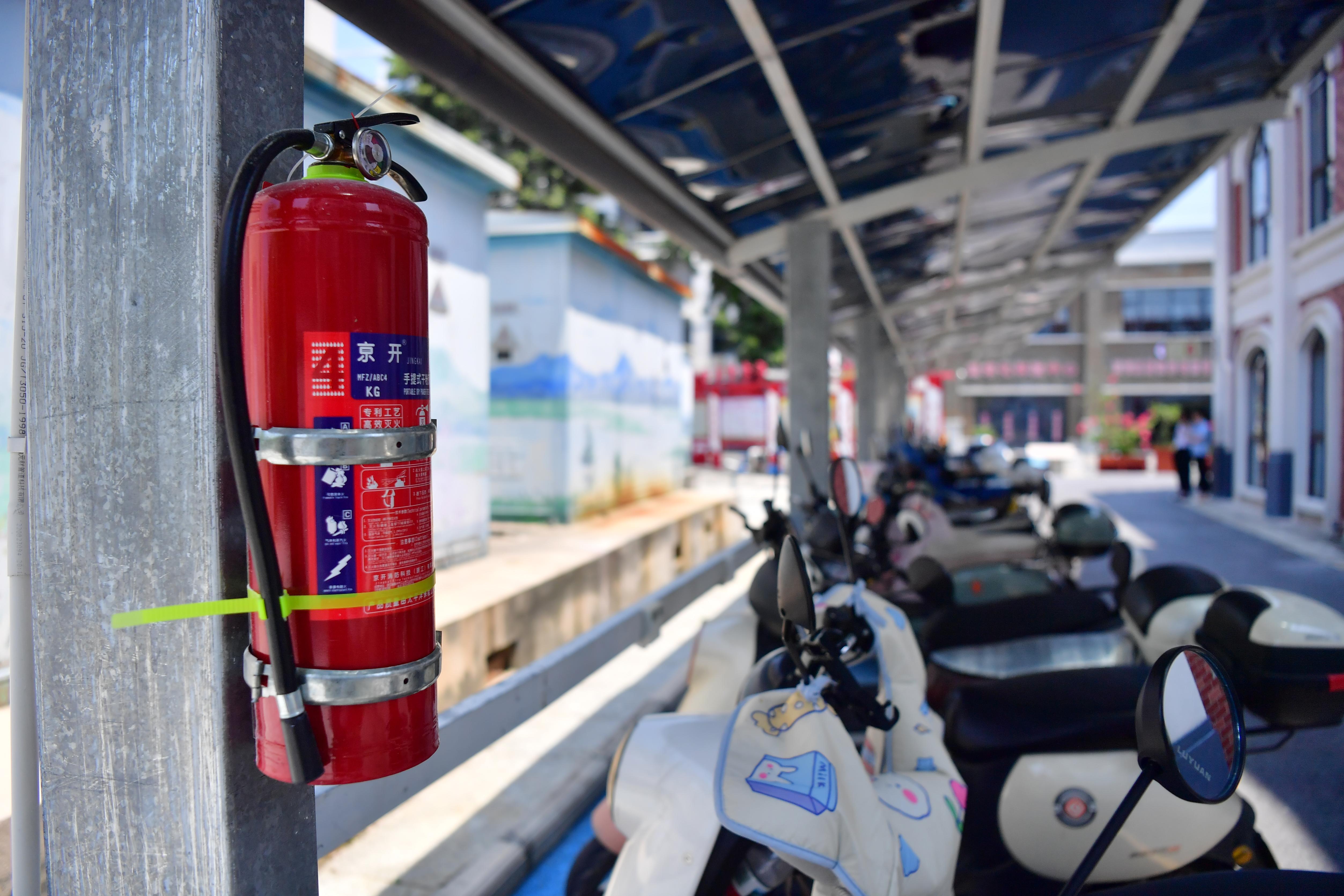 赣州市章贡区一老旧小区改造后增设的户外电动自行车充电棚。人民网记者 时雨摄