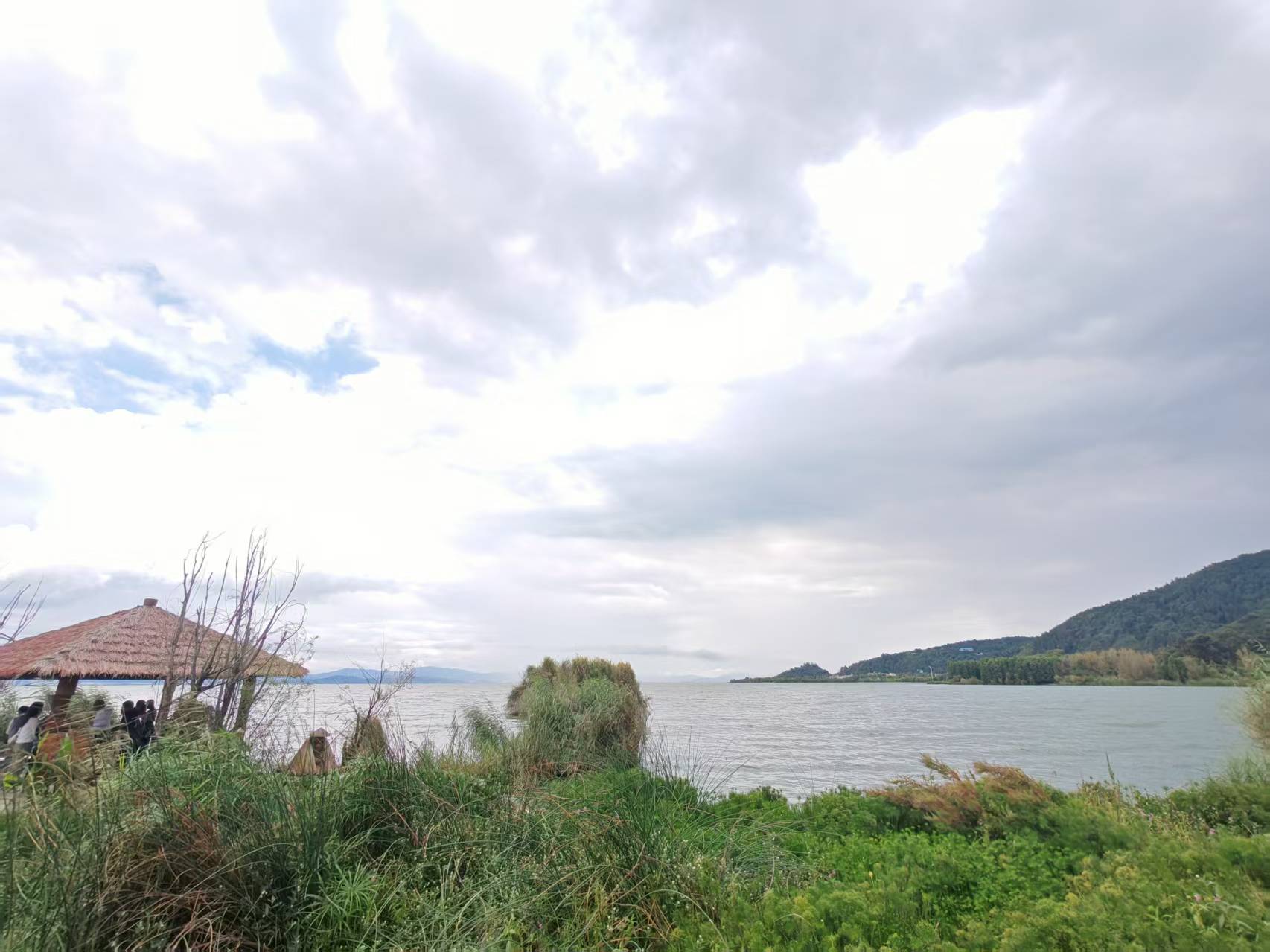 如今的滇池天蓝、云白、水美、草绿。人民网记者 王子锋摄