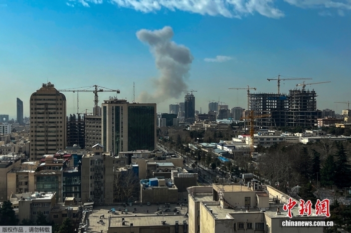 据卡塔尔阿拉伯电视台2月28日报道，伊朗首都德黑兰市中心发生爆炸。另据《以色列时报》报道，以色列国防部长卡茨表示，以色列已对伊朗发动先发制人的打击。图为德黑兰市中心发生爆炸后，浓烟冲天。
