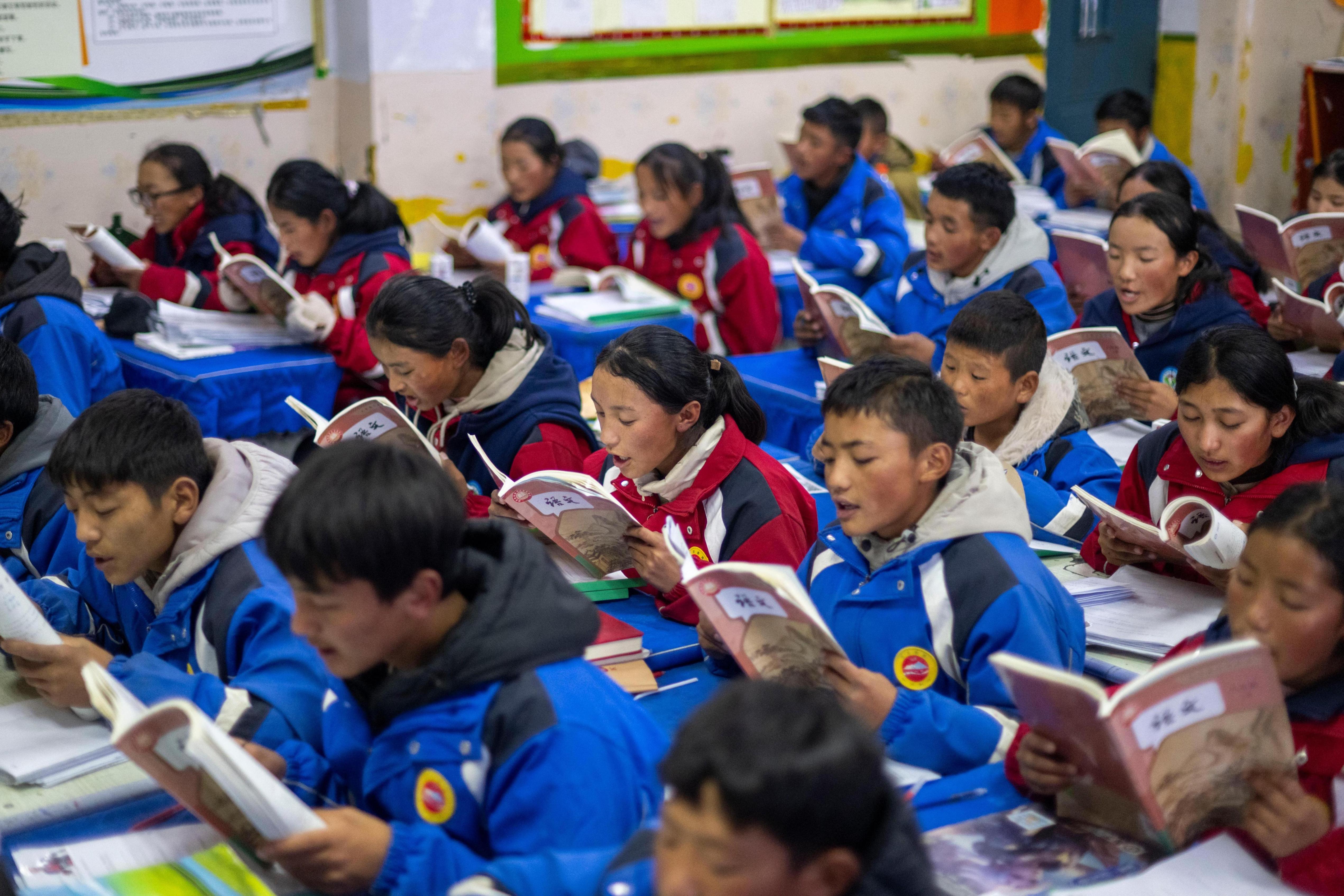 央金和同学们在教室中上课。人民网记者 翁奇羽摄