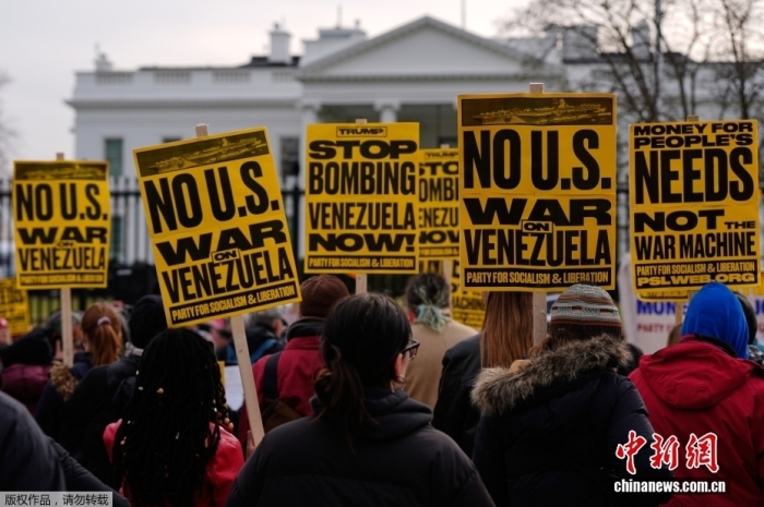 资料图：当地时间1月3日，美国多地举行抗议集会，反对美国对委内瑞拉发动军事打击。图为民众在华盛顿特区的白宫外举行抗议集会。