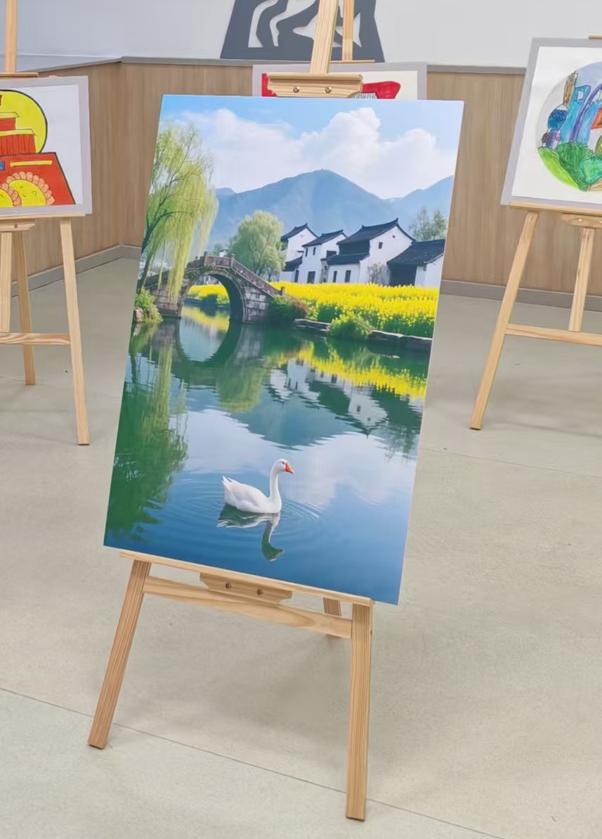 学校里的孤独症学生用AI制作的画。人民网记者 王子锋摄