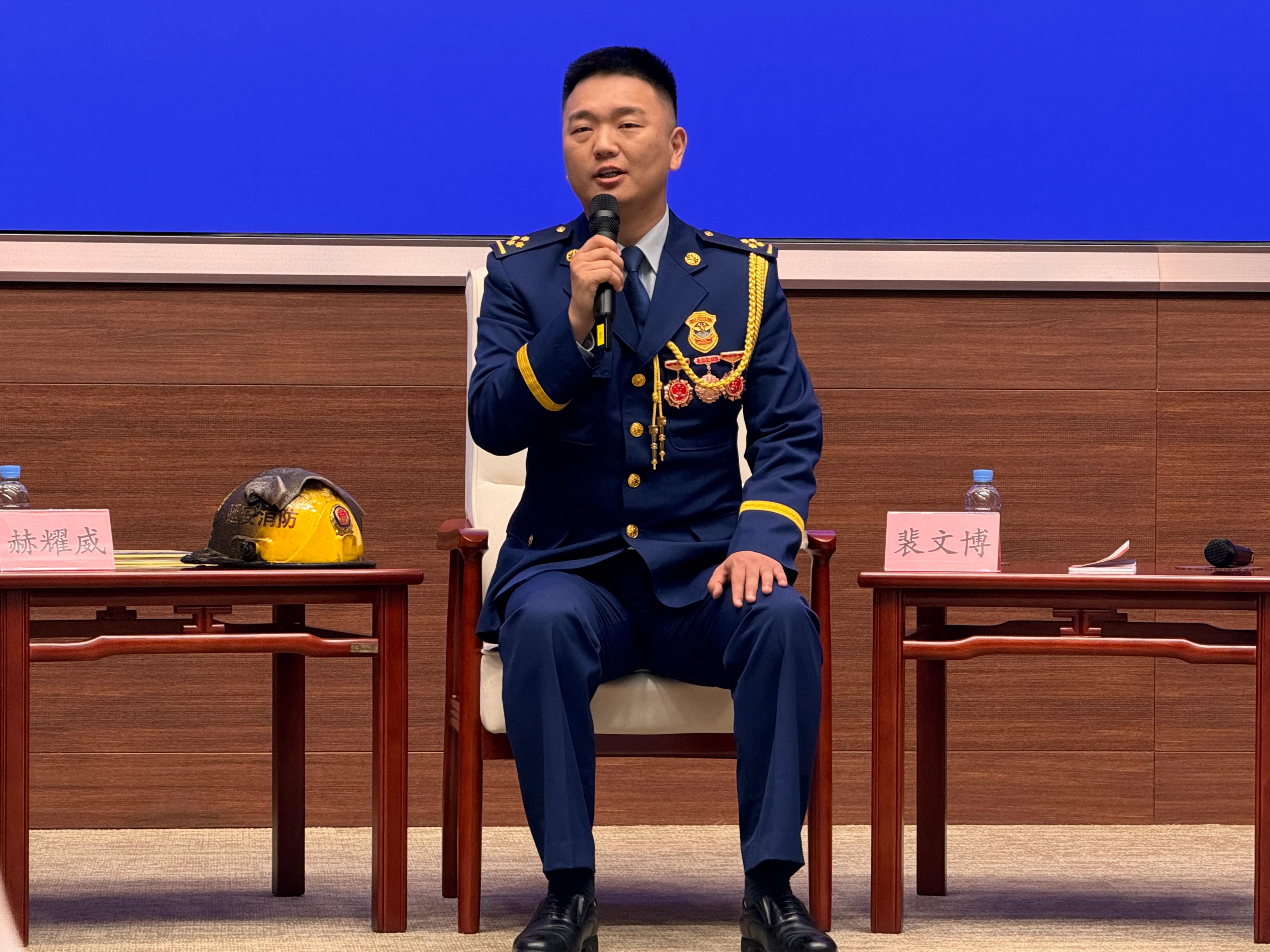 宝塔消防救援站政治指导员裴文博在回答记者提问。人民网记者 郝萍摄
