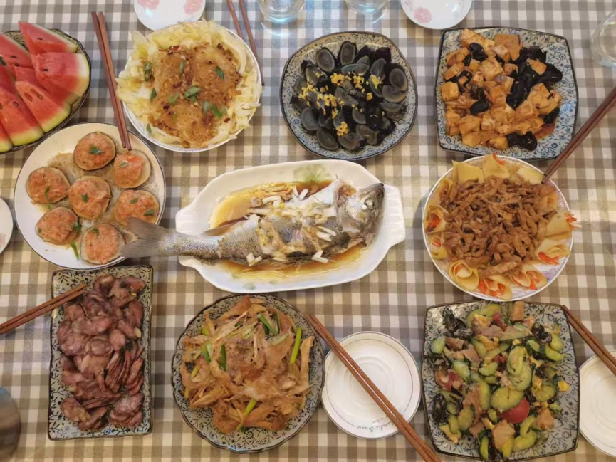 王奶奶跟着“小韩”学习后做出的一桌美食。受访者供图