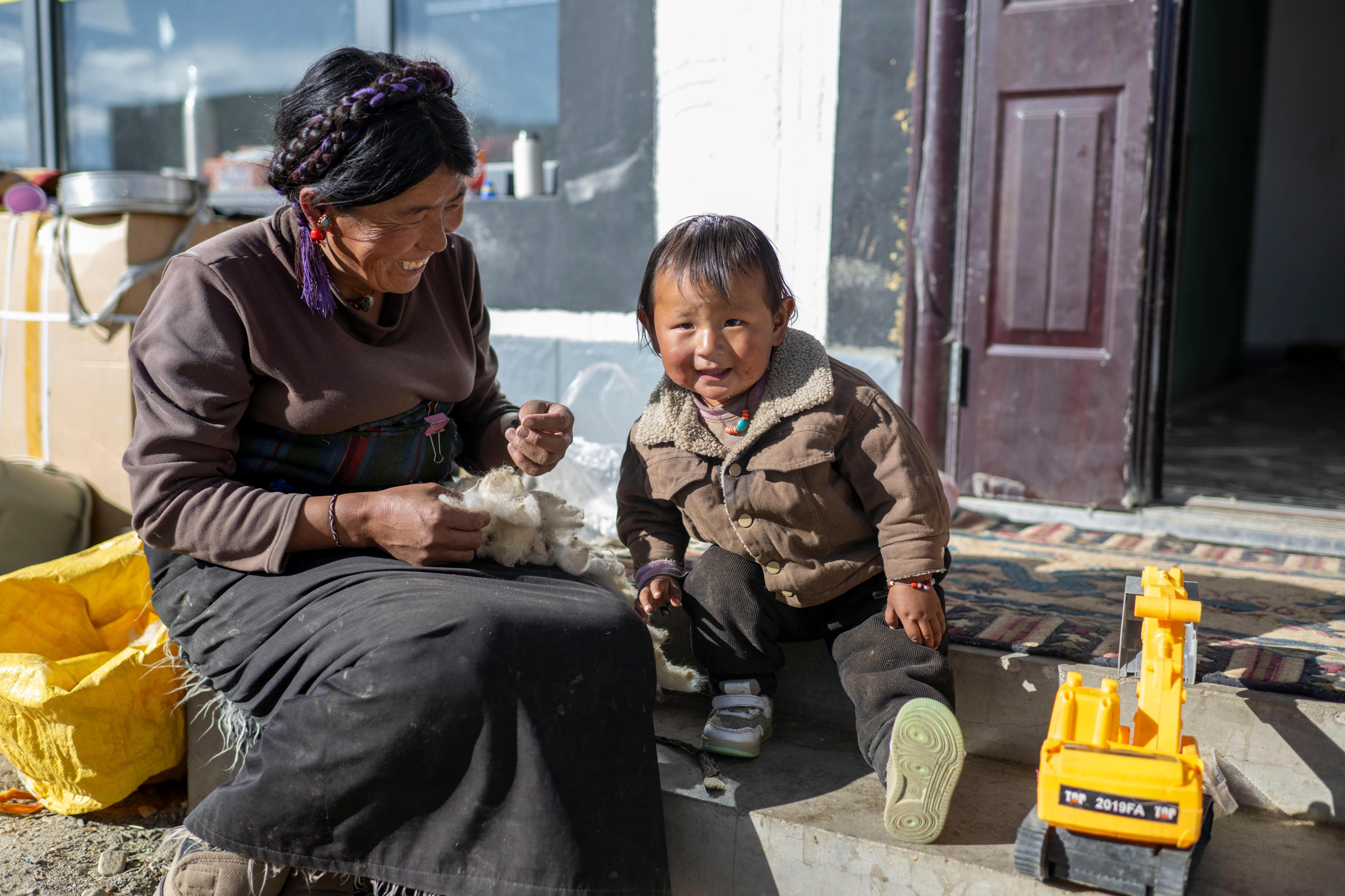 次仁普尺的妈妈在院子里做家务。人民网记者 翁奇羽摄