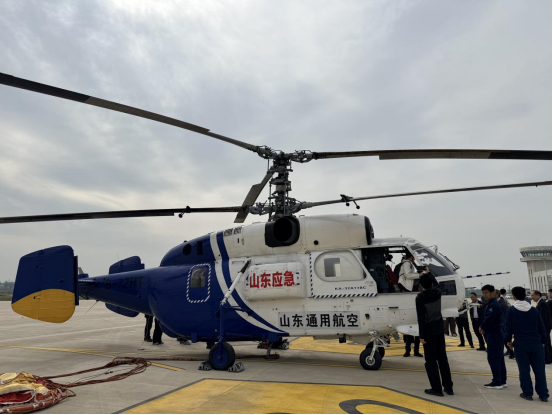 费县通用机场内，Ka-32直升机正在待命。人民网李子悦 摄