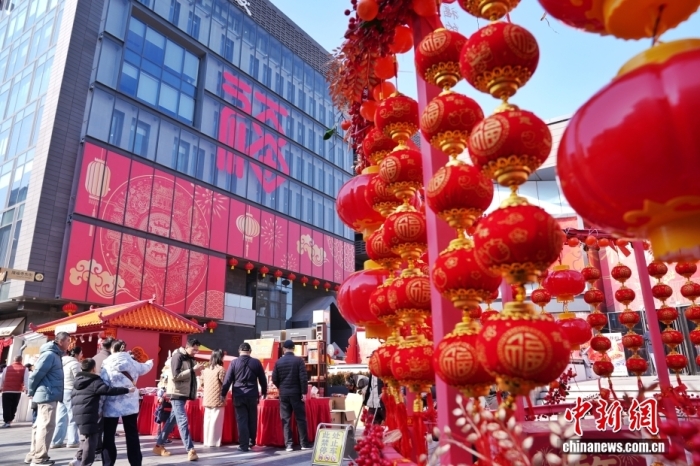 2月12日,春节临近,北京隆福寺街区年味渐浓,吸引市民打卡消费。中新社记者 张祥毅 摄