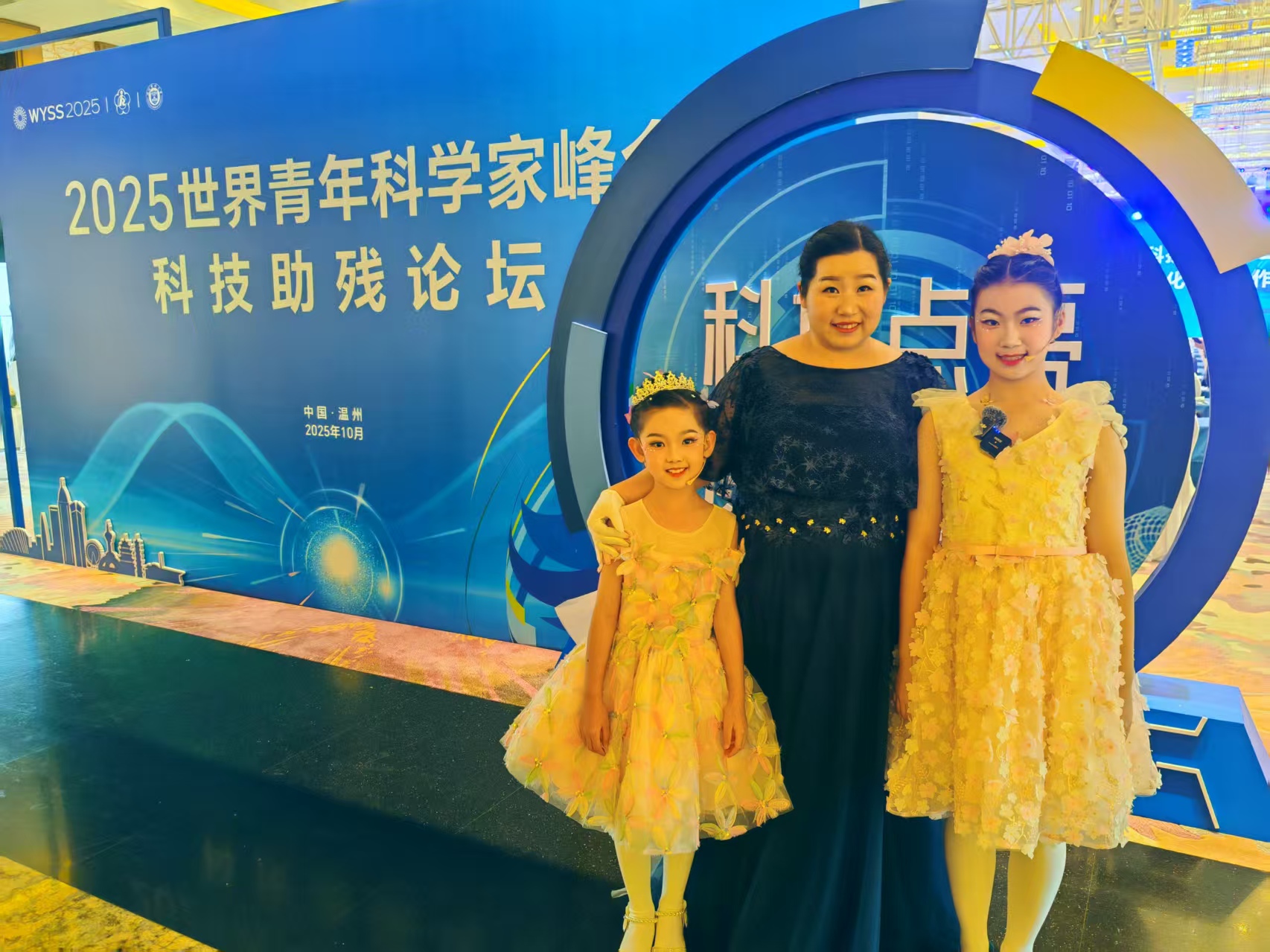 江晓慧和小陈（左）与小池（右）在论坛现场。人民网记者 王子锋摄